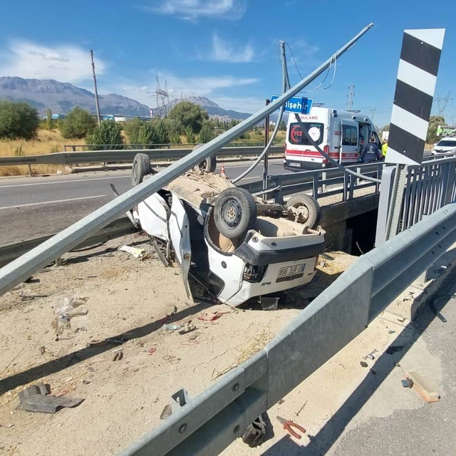 Konya'da devrilen otomobildeki 2 kişi yaralandı