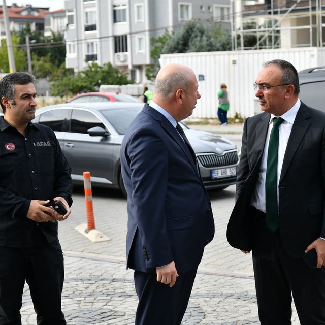 Tekirdağ Valisi Soytürk, depremin ardından Marmaraereğlisi'nde incelemelerd...
