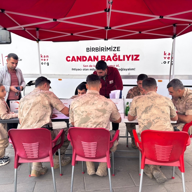 Karlıova'da düzenlenen kan bağışı kampanyasına jandarmadan destek