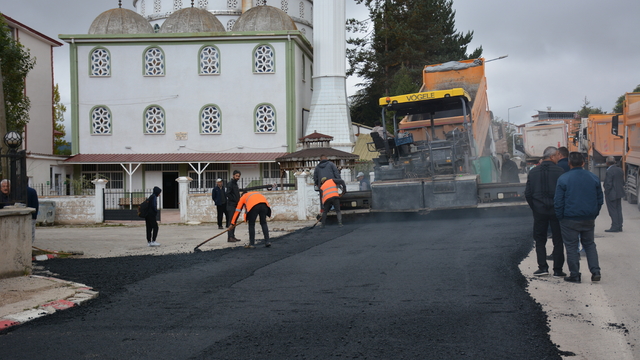 Başçiftlik Belediyesi asfalt yol çalışması yapıyor