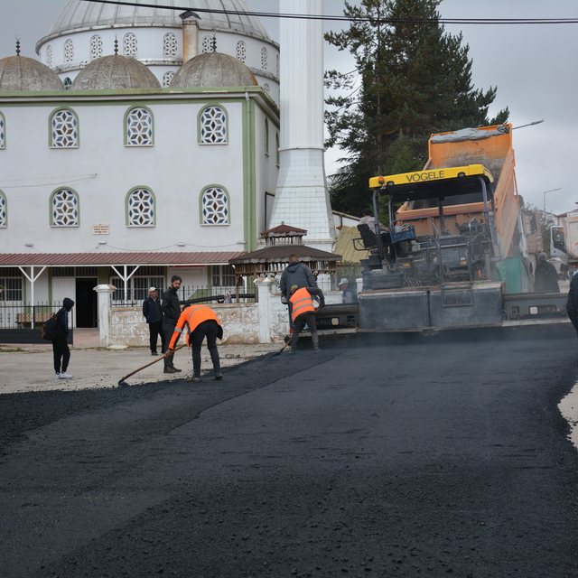 Başçiftlik Belediyesi asfalt yol çalışması yapıyor