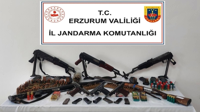 Erzurum'da silah kaçakçılığı operasyonunda yakalanan 2 zanlı tutuklandı