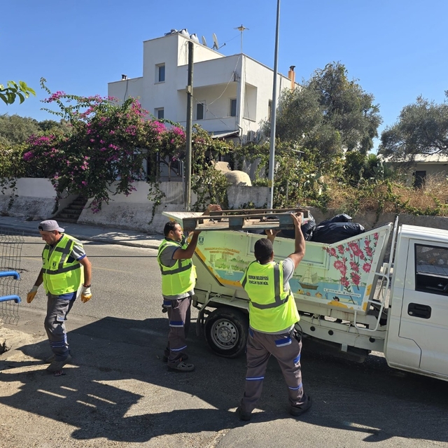 Bodrum'da belediye ekipleri dere yataklarında temizlik çalışması yapıyor