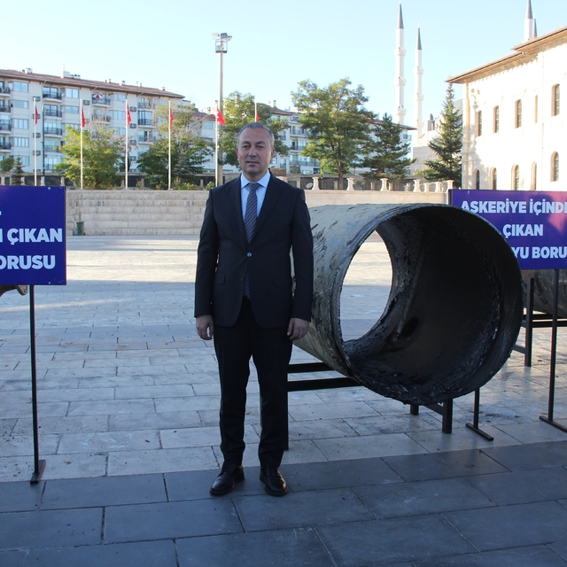 Sivas'ta belediye 'çürümüş boruları' meydanda sergiledi