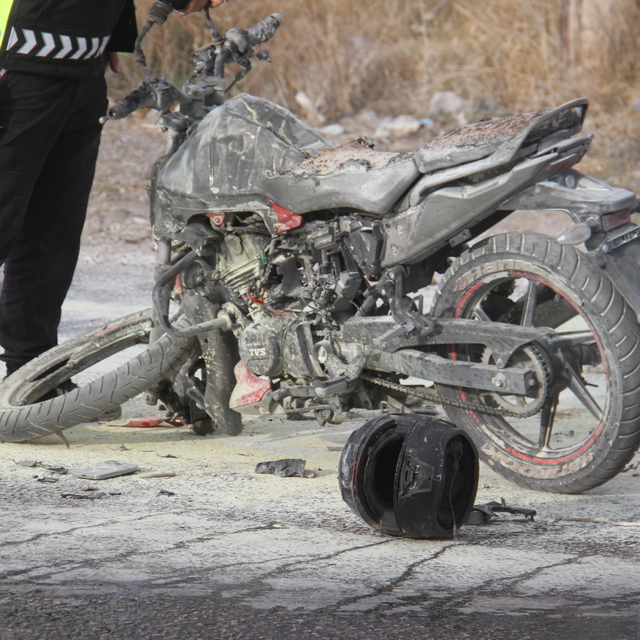Konya'da işçi servisi ile motosikletin çarpıştığı kazada 2 kişi yaralandı
