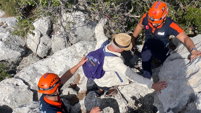 Antalya'da dağlık alanda mahsur kalan turist, AFAD ekibince kurtarıldı