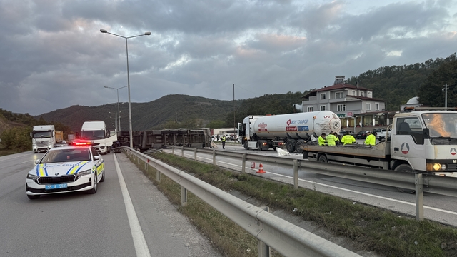 Samsun'da üç aracın karıştığı trafik kazasında 3 kişi yaralandı