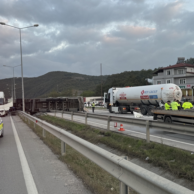 Samsun'da üç aracın karıştığı trafik kazasında 3 kişi yaralandı