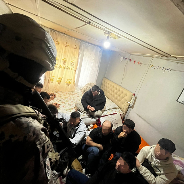 Edirne'de FETÖ şüphelileri bir evde düzensiz göçmenlerle yakalandı