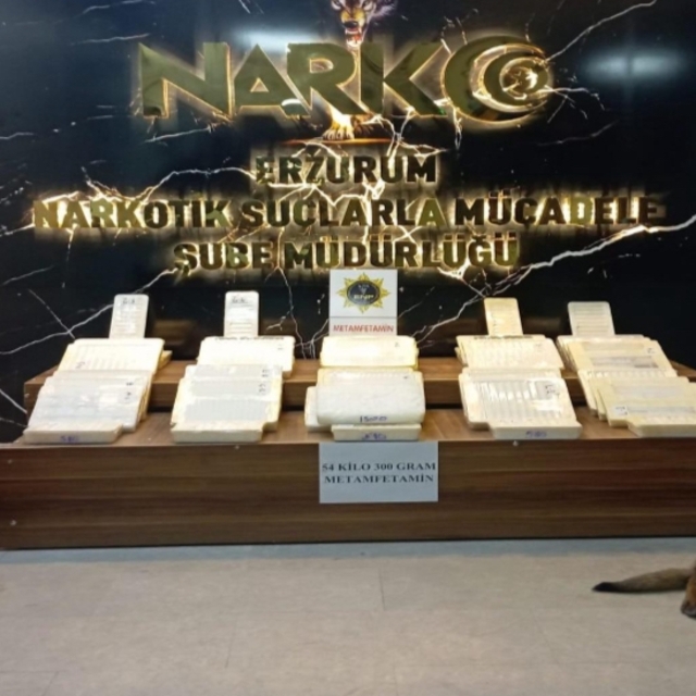 Erzurum'da elbiselerin arasında 54 kilogram sentetik uyuşturucu ele geçiril...