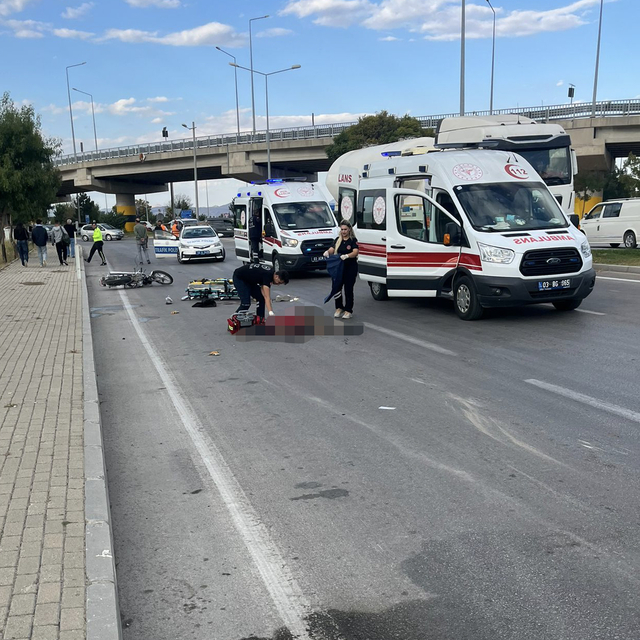Afyonkarahisar'da tırın motosiklete çarpması sonucu 2 kişi öldü