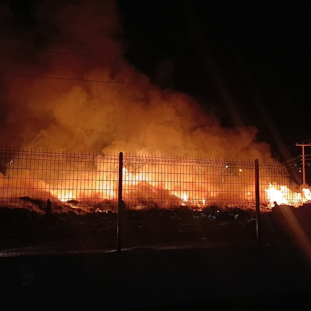 Tekirdağ'da atık toplama merkezinde çıkan yangına müdahale ediliyor