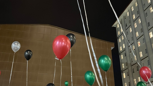 İzmir'de üniversite öğrencileri Filistin'e destek için gökyüzüne balonlar bıraktı
