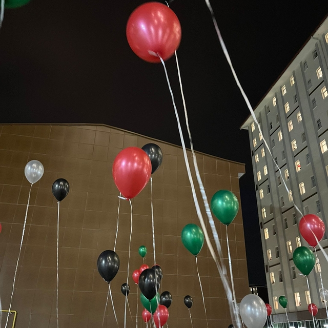 İzmir'de üniversite öğrencileri Filistin'e destek için gökyüzüne balonlar b...