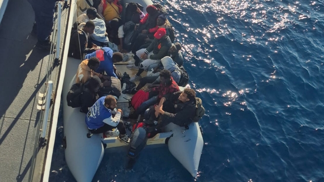 İzmir açıklarında 17 düzensiz göçmen yakalandı