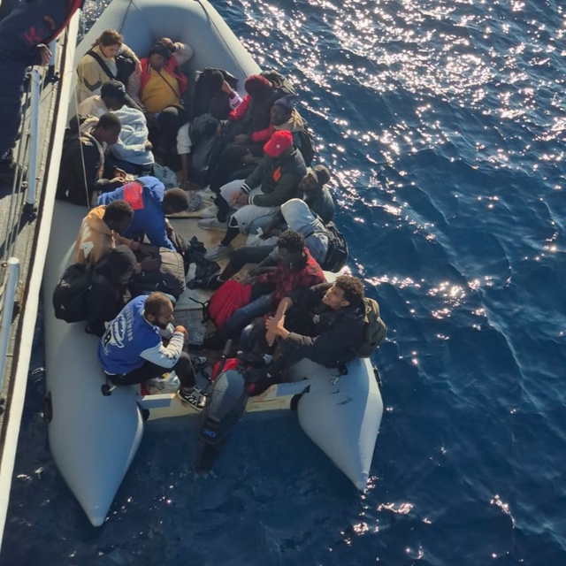 İzmir açıklarında 17 düzensiz göçmen yakalandı