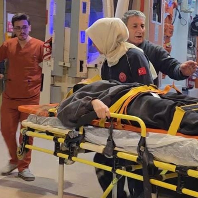 Bursa'da çamaşır asarken terastan düşen genç kız ağır yaralandı