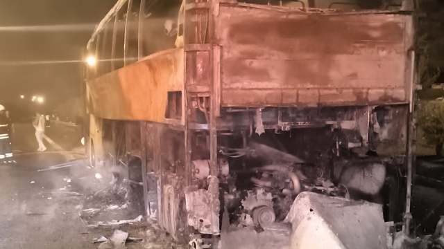 Adana'da seyir halindeki yolcu otobüsü yandı