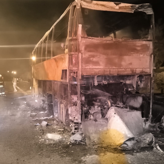 Adana'da seyir halindeki yolcu otobüsü yandı