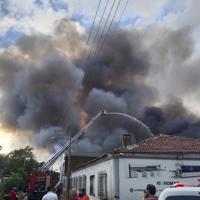 İzmir'de depo yangını