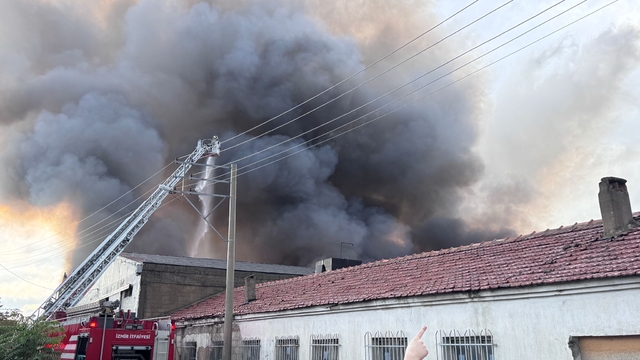İzmir'de depoda çıkan yangına müdahale ediliyor