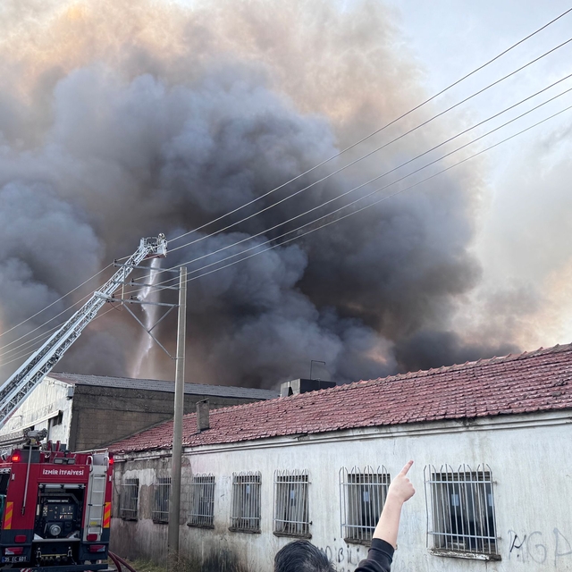 İzmir'de depoda çıkan yangına müdahale ediliyor