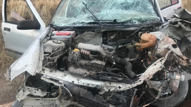 Balıkesir'de kamyon ile otomobilin çarpışması sonucu 2 kişi yaralandı