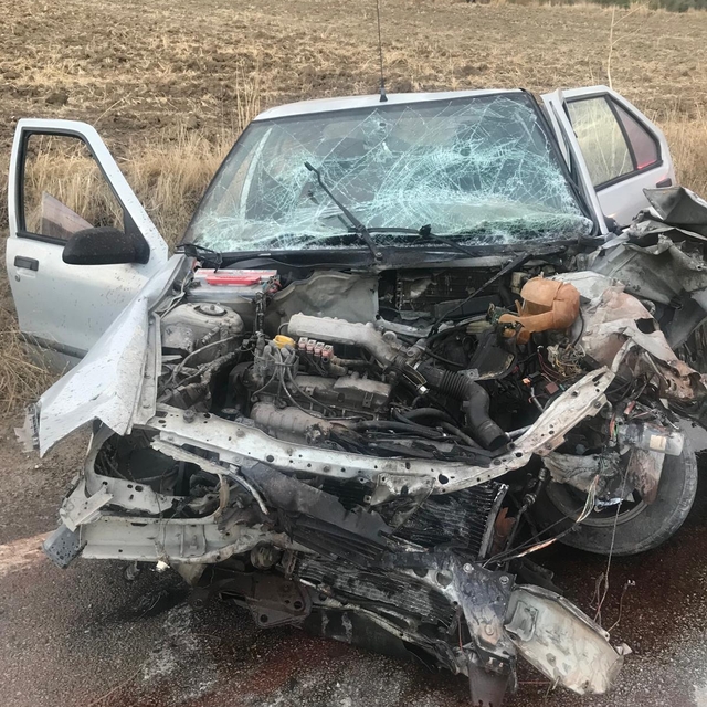 Balıkesir'de kamyon ile otomobilin çarpışması sonucu 2 kişi yaralandı