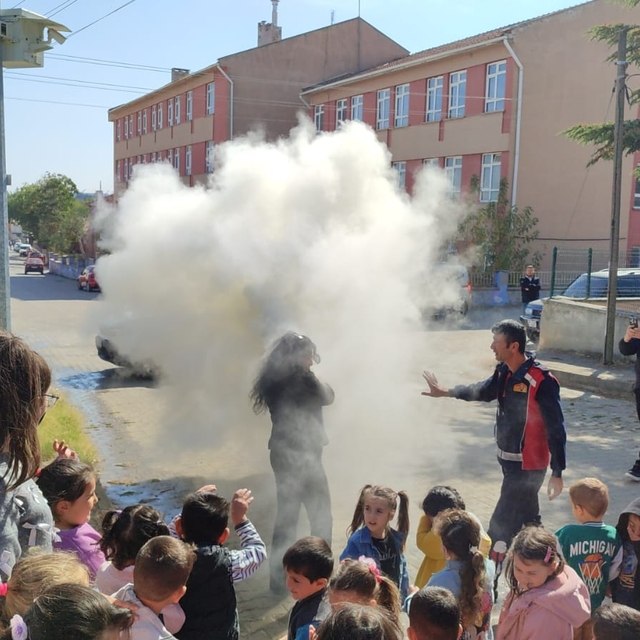 Pazaryeri'nde anaokulu öğrencilerine itfaiyecilik tanıtıldı