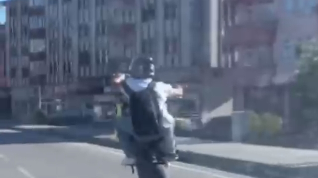 Tek teker üzerinde ilerleyip, hız yaptı; o anlar kamerada