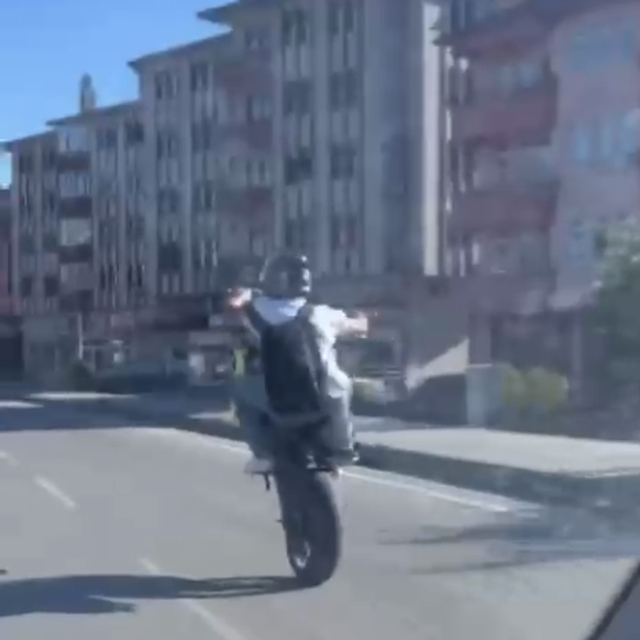 Tek teker üzerinde ilerleyip, hız yaptı; o anlar kamerada