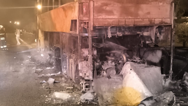 Adana'da seyir halindeki yolcu otobüsü yandı