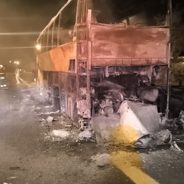 Adana'da seyir halindeki yolcu otobüsü yandı