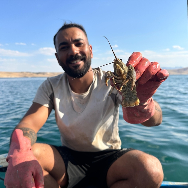 Şehrin stres ve kalabalığından sıkılıp köyüne döndü, tatlı su ıstakozu avın...