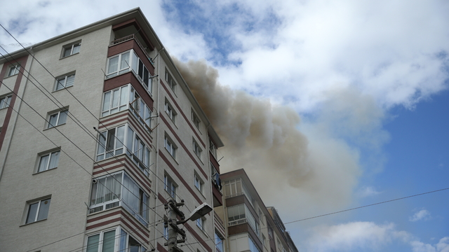 Eskişehir'de 7 katlı apartmanın çatısında çıkan yangın söndürüldü