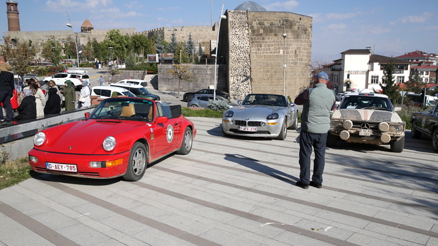 Belçika'dan yola çıkan klasik otomobil tutkunları, Türkiye turuna Erzurum'dan başladı