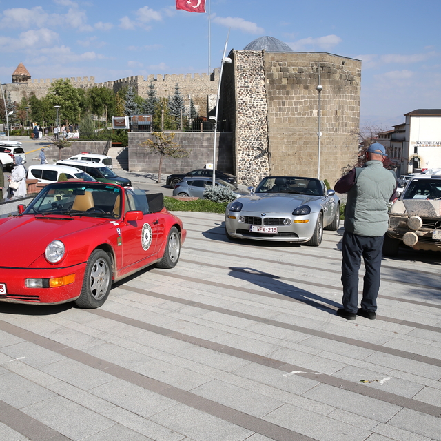Belçika'dan yola çıkan klasik otomobil tutkunları, Türkiye turuna Erzurum'd...