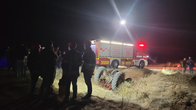 Balıkesir'de devrilen traktörün altında kalan sürücü öldü