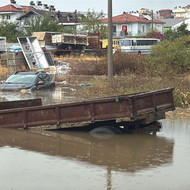 Muğla'da sağanak; cadde ve sokaklar göle döndü