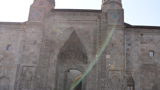 Belçikalı gezginler klasik otomobilleriyle Erzurum'da