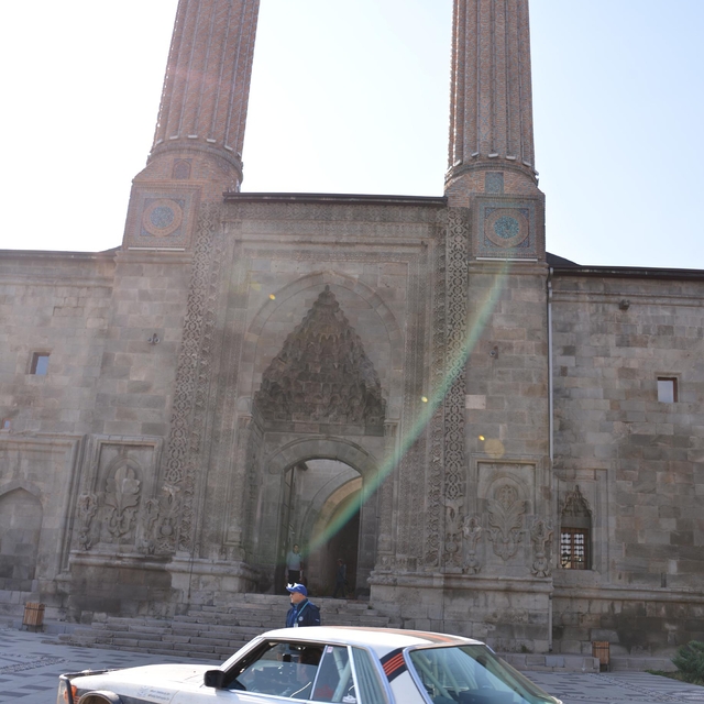 Belçikalı gezginler klasik otomobilleriyle Erzurum'da