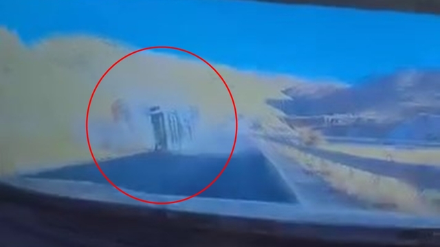 Siirt'te TIR'ın devrildiği kaza araç kamerasında