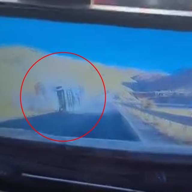 Siirt'te TIR'ın devrildiği kaza araç kamerasında