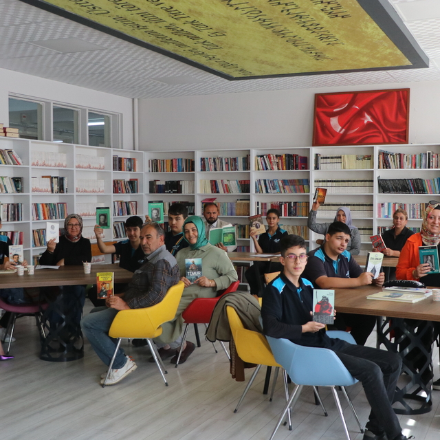 Liseliler, anne ve babalarıyla kitap okuyacak