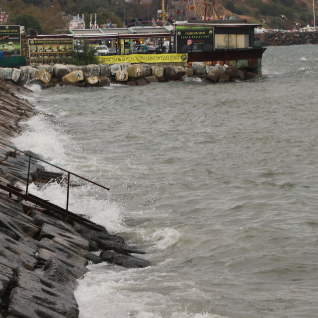 Tekirdağ'da poyraz deniz ulaşımında aksamalara neden oluyor
