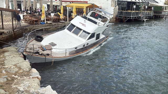 Bodrum'da kuvvetli rüzgar; tekne karaya vurdu