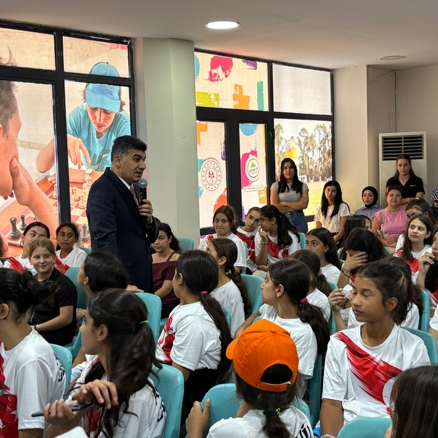 Akdeniz Kaymakamı ve Akdeniz Belediye Başkan Vekili Şener, öğrencilerle bul...