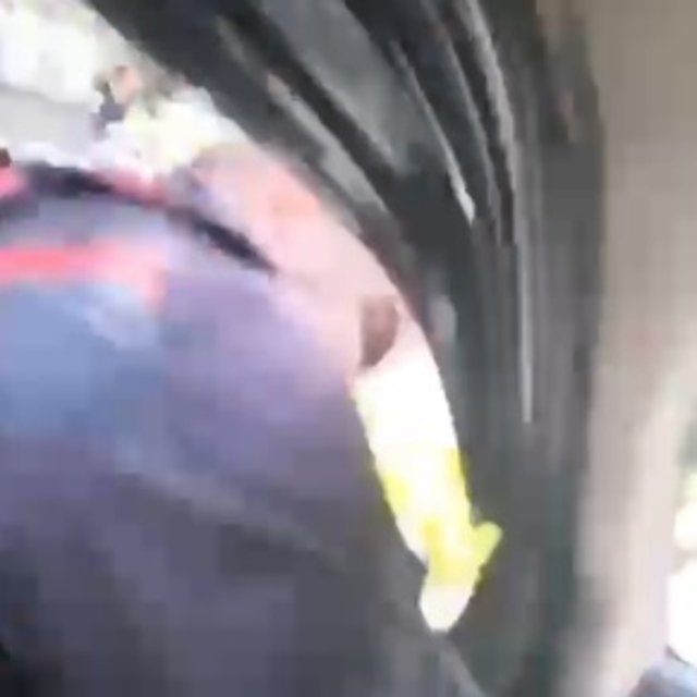 Motokurye, direksiyondaki sürücüyü yumrukladı