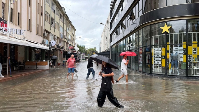 Muğla'da sağanak; cadde ve sokaklar göle döndü (2)