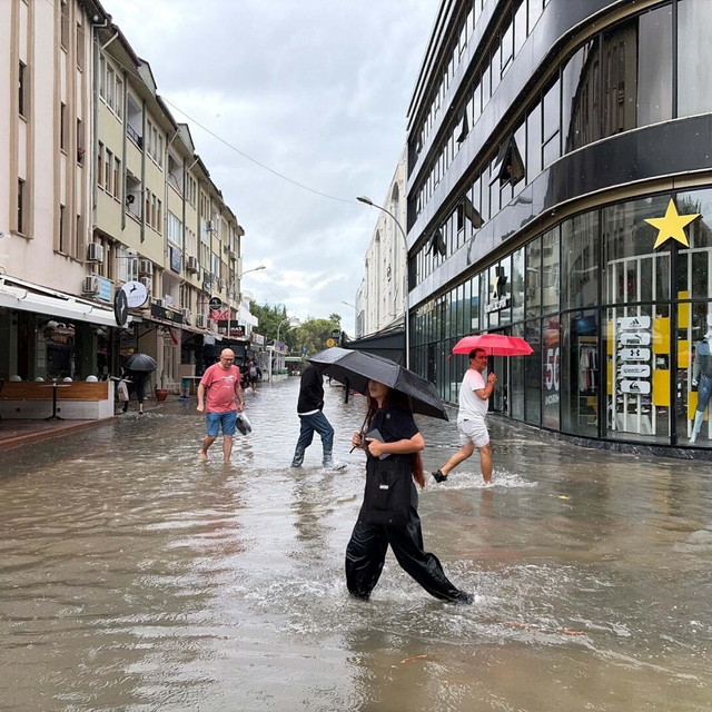 Muğla'da sağanak; cadde ve sokaklar göle döndü (2)